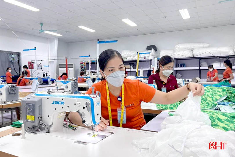 Công nhân làm việc tại Công ty TNHH May mặc xuất khẩu Appareltech với thu nhập khá và hưởng các chế độ đãi ngộ, phúc lợi hấp dẫn. DT (1).jpg