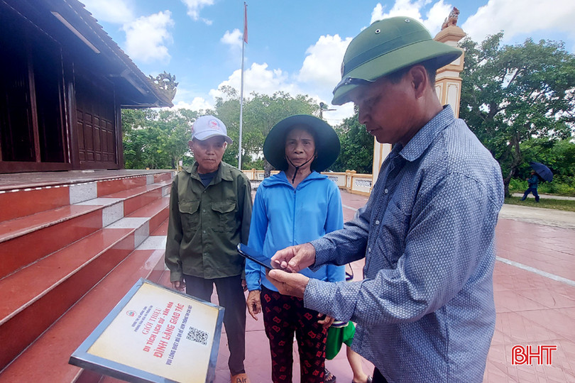 Ông Nguyễn Huy Ánh (thôn Thuận Trung, xã Thuận Lộc, TX Hồng Lĩnh) quét mã QR tại đình Giao Tác để chia sẻ thông tin với người thân ở xa quê. DT 20240627_112330.jpg
