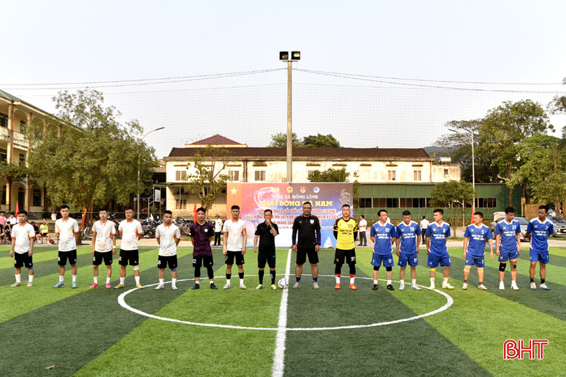 Sau lễ khai mạc là trận đấu giữa đội bóng Khối các cơ quan và phường Đậu Liêu (áo trắng).