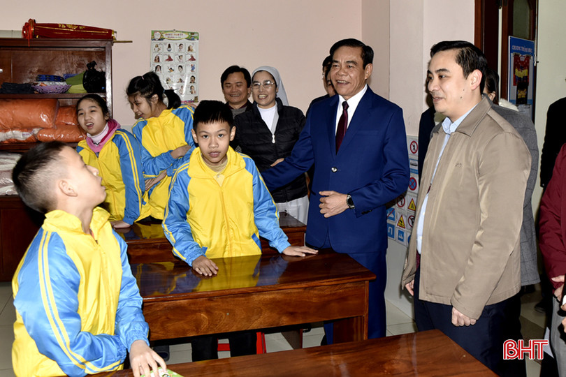 Chủ tịch UBND tỉnh Võ Trọng Hải thăm và tặng quà, chúc tết trẻ em đang học tập tại Trung tâm Hỗ trợ phát triển giáo dục hoà nhập trẻ khuyết tật Hồng Lĩnh DTT_DSC4239.jpg