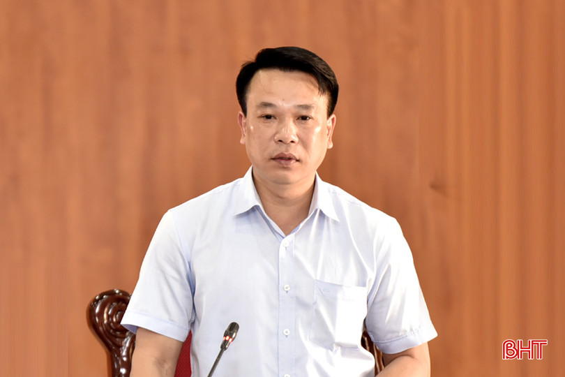 Chủ tịch UBND thị xã Hồng Lĩnh Nguyễn Huy Hùng báo cáo tình hình, tiến độ xây dựng phát triển đô thị và hạ tầng các cụm công nghiệp. DT_DSC7837.jpg