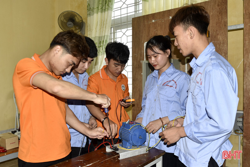 Vinh được các bạn nam hỗ trợ trong học tập. DT_DSC7807.jpg