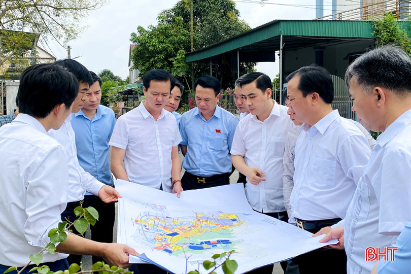 Trước đó, Phó Chủ tịch UBND tỉnh Trần Báu Hà đi kiểm tra một số công trình, dự án và công tác quy hoạch, xây dựng đô thị trên địa bàn TX Hồng Lĩnh. DT f3aceed6c42daa8b3eff9f2f.jpg