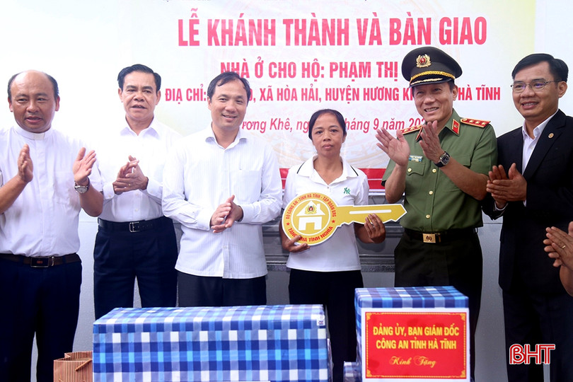 Thượng tướng Lương Tam Quang - Thứ trưởng Bộ Công an cùng Bí thư Tỉnh ủy Hoàng Trung Dũng, Chủ tịch UBND tỉnh Võ Trọng Hải bàn giao nhà mới cho hộ bà Phạm Thị Hằng (thôn 10, xã Hòa Hải, huyện Hương Khê - 9/2023). 152d2132317t73359l0.jpg