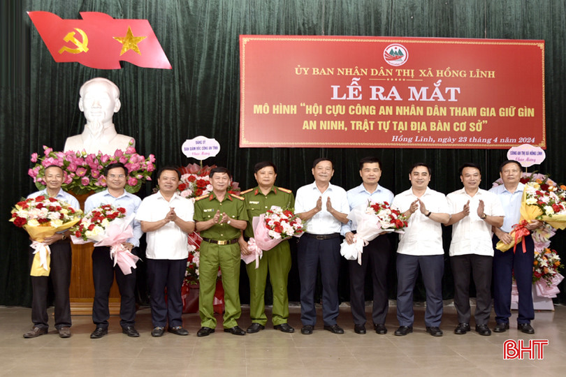 Lãnh đạo Công an tỉnh và TX Hồng Lĩnh tặng hoa chúc mừng BCĐ, tổ giúp việc của mô hình. DT_DSC8830.jpg