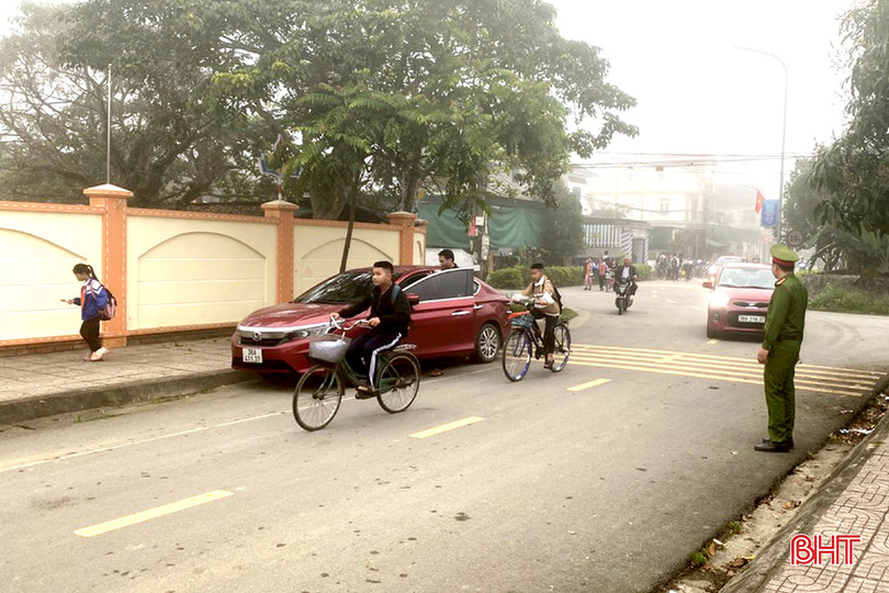 Công an xã Thuận Lộc hướng dẫn, điều tiết các phương tiện đưa, đón học sinh tại khu vực trước cổng Trường Tiểu học - THCS Thuận Lộc. DT z5242218035596_1973d5ea52f7da2446172ecd9c0ee267.jpg