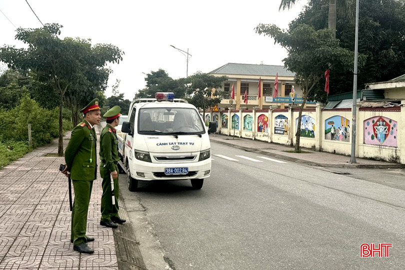Công an phường Bắc Hồng tuần tra để đảm bảo trật tự ATGT trước cổng Trường Tiểu học Bắc Hồng. DT z5242218954438_6b4c883d3da238e96df2fa4e674ad458.jpg