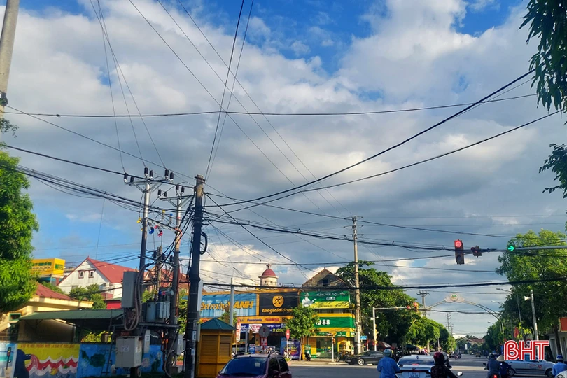 Hệ thống "mạng nhện" trên đường phố gây mất mỹ quan đô thị. Ảnh chụp ở Ngã tư giao đường 3/2, Nguyễn Đổng Chi và đường Trần Phú.