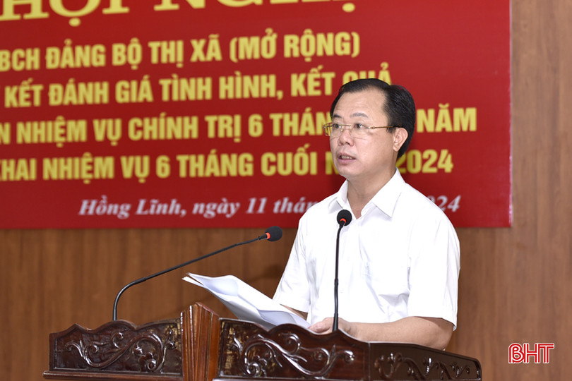 Phó Bí thư Thường trực Thị ủy Hồng Lĩnh Nguyễn Thăng Long trình bày báo cáo 6 tháng đầu năm 2024. DT_DSC1392.jpg