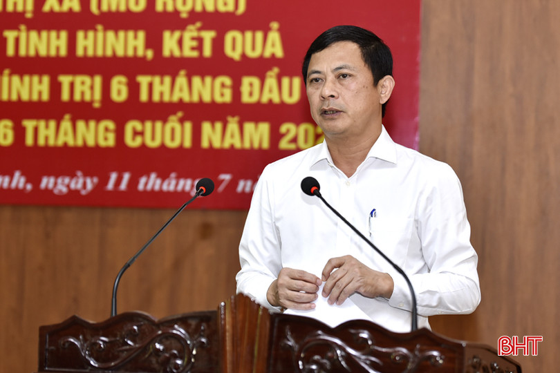 Phó Chủ tịch UBND tỉnh Lê Ngọc Châu: Thị xã Hồng Lĩnh cần sớm hoàn thành điều chỉnh quy hoạch chung thị xã đến năm 2045; tập trung huy động nguồn lực xây dựng thị xã đạt chuẩn đô thị văn minh vào năm 2025; tăng cường thu hút đầu tư và tuyên truyền, quảng bá phát triển du lịch nói chung, du lịch văn hóa tâm linh nói riêng. DT_DSC1420.jpg