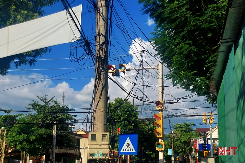 Tại ngã tư giao đường Ngô Đức Kế và đường 3/2 (phường Bắc Hồng), dây điện, cáp viễn thông "rối như tơ nhện".
