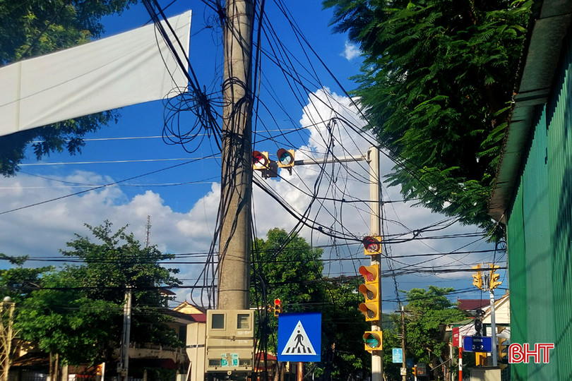 Tại ngã tư giao đường Ngô Đức Kế và đường 3/2 (phường Bắc Hồng), dây điện, cáp viễn thông &quot;rối như tơ nhện&quot;.