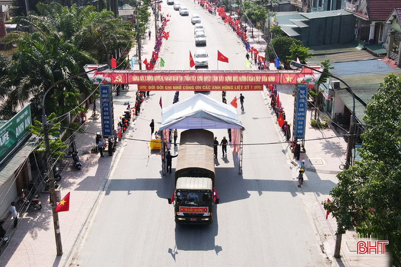 Nhân dân dâng hương tưởng niệm các liệt sĩ tại thị trấn Tây Sơn. Ảnh tư liệu 152d1173636t36746l0.jpg
