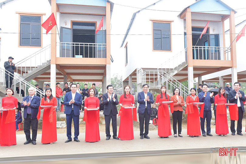 Các đồng chí lãnh đạo, nguyên lãnh đạo Đảng, Nhà nước, lãnh đạo tỉnh Hà Tĩnh, huyện Đức Thọ và các nhà tài trợ cắt băng khánh thành công trình hạ tầng và nhà ở cho 24 hộ vạn chài thôn Tiền Phong, xã Quang Vĩnh, huyện Đức Thọ. (Ảnh tư liệu) DT 105d3153421t59307l0.jpg