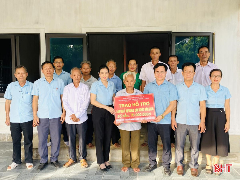 Lãnh đạo MTTQ thị xã Hồng Lĩnh và phường Trung Lương trao kinh phí hỗ trợ xây dựng nhà ở trị giá 70 triệu đồng cho gia đình ông Trần Xuân Lâm (TDP Tân Miếu, phường Trung Lương). 2HN_duDqPo5ijkqWv9S1.jpg