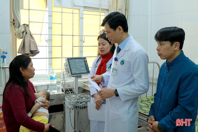 Lãnh đạo Bệnh viện Đa khoa tỉnh tặng quà cho bệnh nhân hoàn cảnh khó khăn đang điều trị tại bệnh viện. DT 039029457_n.jpg