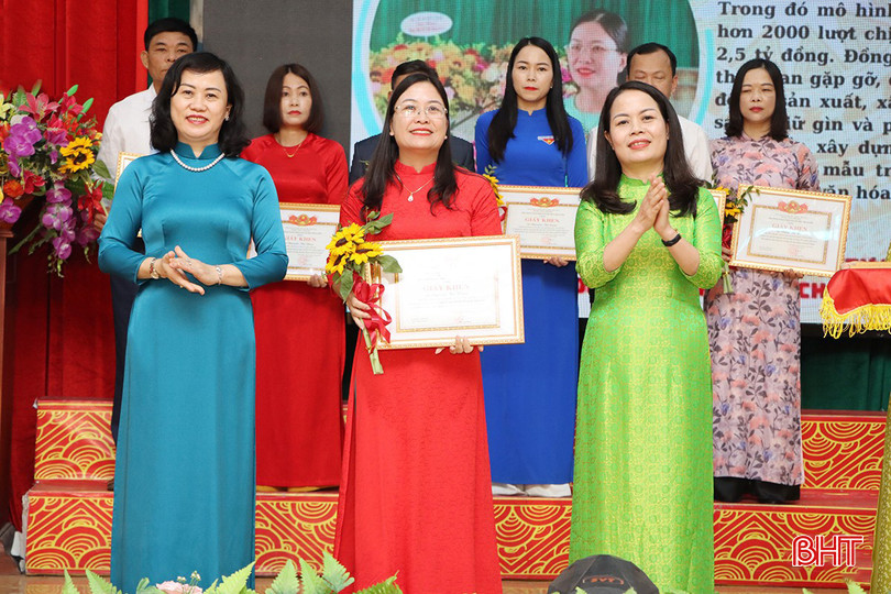 Trưởng ban Dân vận Tỉnh ủy Trương Thanh Huyền, Phó Bí thư Thường trực Huyện ủy Cẩm Xuyên Hà Thị Việt Ánh tặng giấy khen cho các cá nhân. lai 2.jpg
