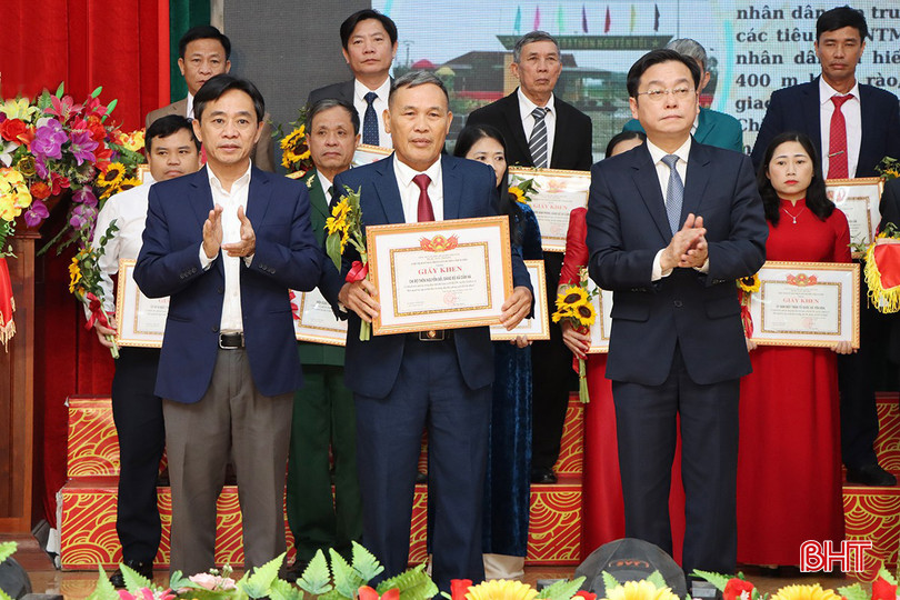 Phó Bí thư Thường trực Tỉnh ủy Trần Thế Dũng, Bí thư Huyện ủy Cẩm Xuyên Nguyễn Văn Thành tặng giấy khen cho các tập thể. lai 1.jpg