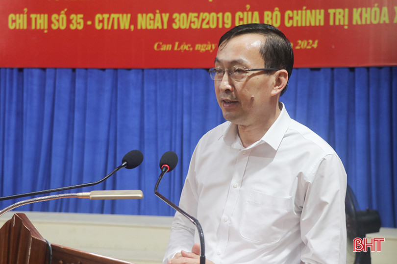 Bí thư Huyện ủy Nghiêm Sỹ Đống tiếp thu các ý kiến chỉ đạo của lãnh đạo tỉnh và quán triệt một số nội dung trọng tâm mà các cấp ủy, chính quyền cơ sở cần triển khai trong thời gian tới. 1.5.jpg