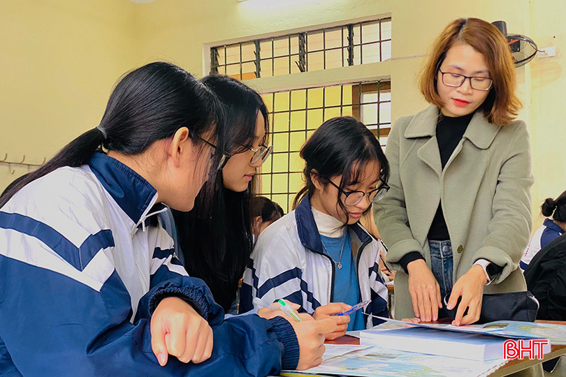 Giáo viên Trường THPT Nguyễn Thị Minh Khai tích lũy kiến thức chuẩn bị cho kỳ thi tốt nghiệp THPT. 1.3.jpg
