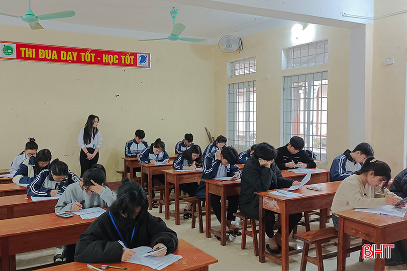 Trường THPT Đồng Lộc (Can Lộc) tổ chức thi thử cho học sinh. 1.4.jpg