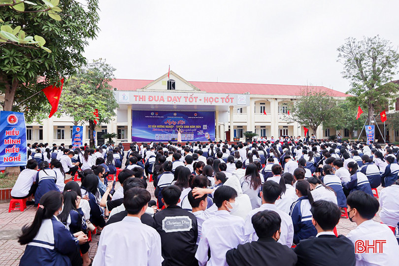 Hơn 500 học sinh lớp 12 Trường THPT Nghèn (Can Lộc) tham gia ngày hội hướng nghiệp, tuyển sinh. 2.4.jpg