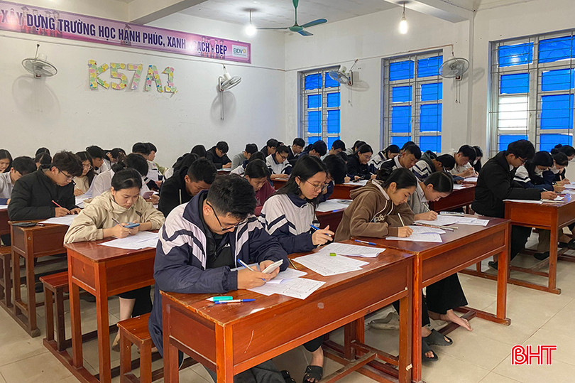 Học sinh lớp 12 Trường THPT Kỳ Anh miệt mài ôn luyện đề. 1.2.jpg