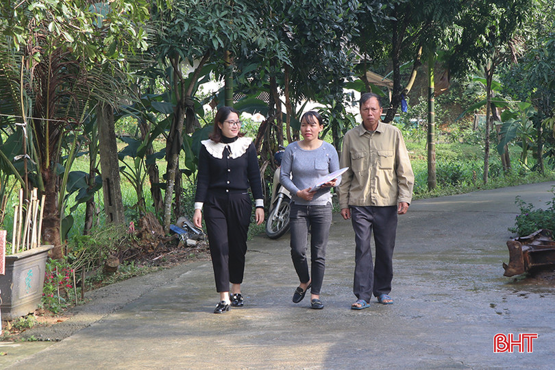 Nguồn kinh phí là chính sách để động viên, khuyến khích đội ngũ CTV dân số trong công tác tuyên truyền, vận động. (Ảnh: Cán bộ, CTV dân số xã Kim Hoa, huyện Hương Sơn tăng cường bám nắm cơ sở). 1.3.jpg