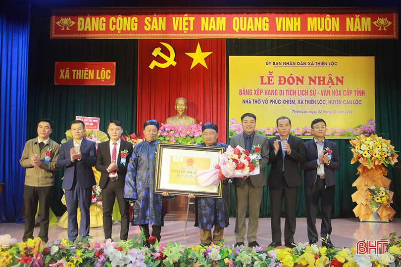 Đại diện huyện Can Lộc trao bằng công nhận di tích cho địa phương, dòng họ. 2.2.jpg