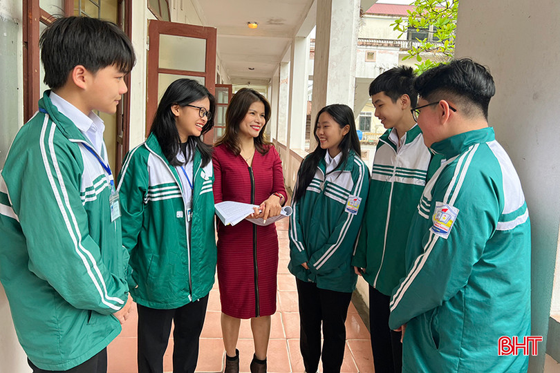 Niềm vui của cô trò đội tuyển tiếng Anh. 2.1.jpg