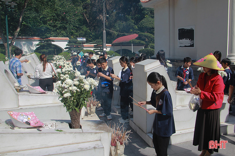Giáo viên, học sinh Trường THCS Mỹ Lộc dâng hương tại khu mộ 10 nữ thanh niên xung phong. 1.2.jpg