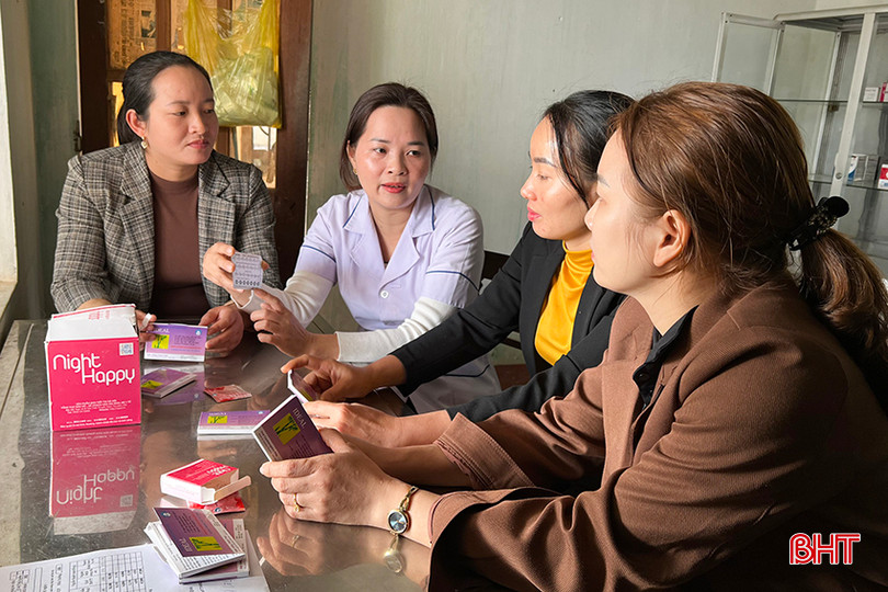 Nguồn kinh phí năm 2024 sẽ được huyện Hương Sơn tập trung lồng ghép thực hiện chiến dịch chăm sóc SKSS/KHHGĐ. Ảnh: Cán bộ, CTV dân số ở Hương Sơn bổ sung kiến thức trong công tác tuyên truyền. 1.2.jpg