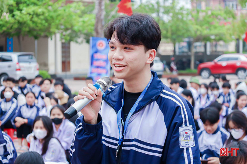 Tại ngày hội, học sinh lớp 12 Trường THPT Nghèn đã bày tỏ những băn khoăn, thắc mắc về sự thay đổi trong công tác tuyển sinh tại một số trường đại học, cao đẳng. 2.3.jpg