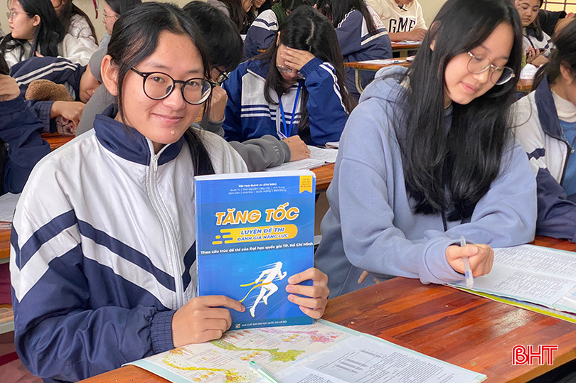Diệu Anh (bên phải) đang nỗ lực chuẩn bị cho kỳ thi năng lực sắp tới. 1.4.jpg