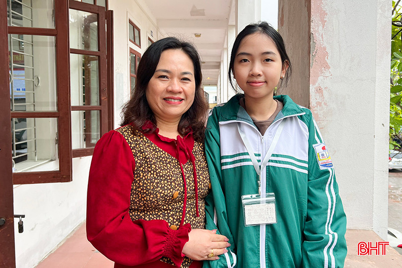 Em Nguyễn Thị Hạ Vy ( lớp 10D4) - giải nhất môn Ngữ văn cùng cô giáo chủ nhiệm đội tuyển. 2.3.jpg