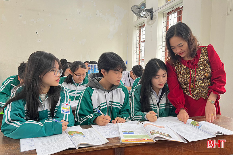 Đội tuyển Ngữ văn lớp 10, Trường THPT Phan Đình Phùng đã gặt hái được niềm vui trong kỳ thi học sinh giỏi tỉnh năm nay. 2.4.jpg