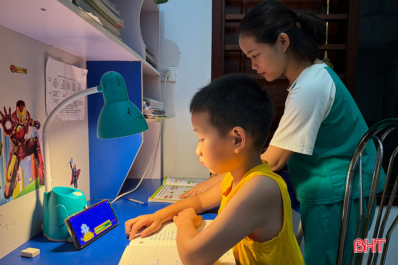 Chị Vân giúp con làm quen với Tiếng Anh thông qua nền tảng học online. 1.4.jpg