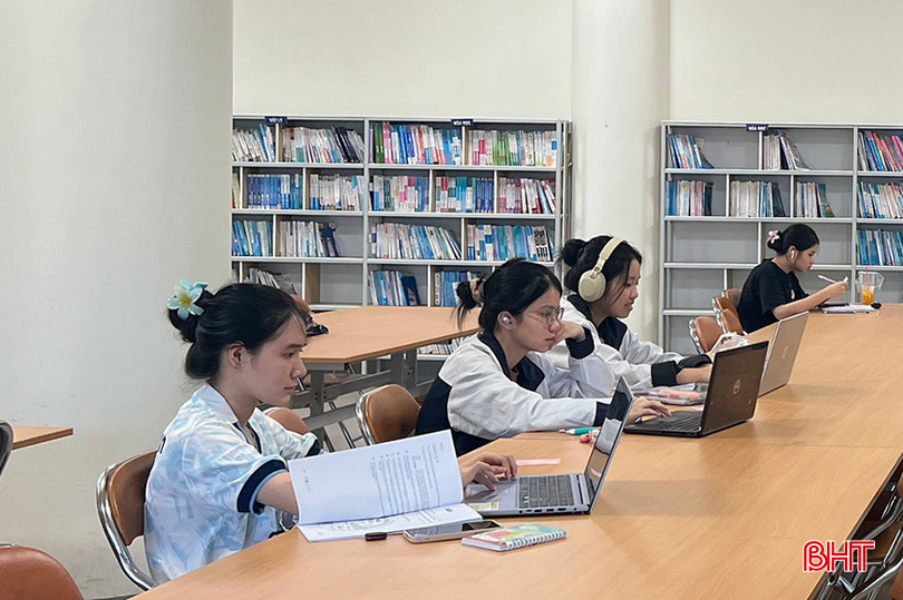 Không gian thư viện là nơi lý tưởng cho nhiều học sinh tự học. 1.1.jpg