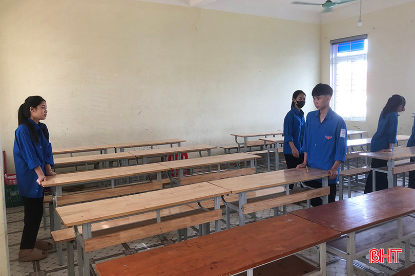 Học sinh Trường THPT Nghèn (Can Lộc) vệ sinh, sắp xếp lại bàn ghế trong các phòng thi. 1.1.jpg