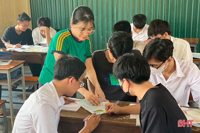 Giáo viên Trường Cao đẳng Công nghệ Hà Tĩnh củng cố kiến thức cho học sinh trước kỳ thi tốt nghiệp THPT. 2.0.jpg