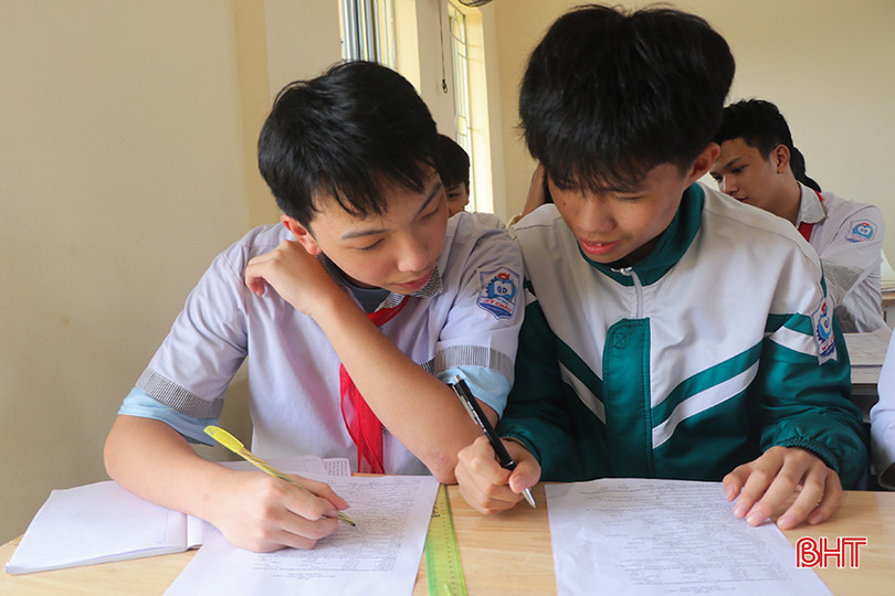 Đôi bạn Trường THCS Mỹ Châu (Lộc Hà) giúp nhau ôn tập trước kỳ thi. 1.3.jpg