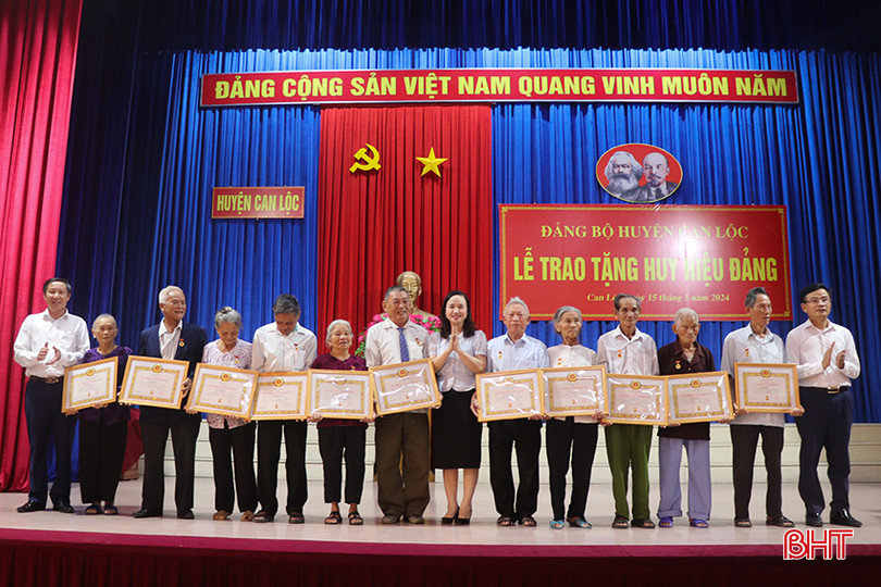 Trao Huy hiệu 55 năm tuổi Đảng... 55t.jpg