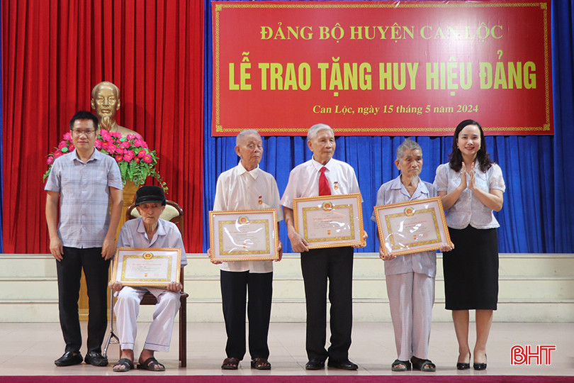 Bí thư Huyện ủy Can Lộc Đặng Thị Quỳnh Diệp và đại diện Ban Tổ chức Tỉnh ủy trao Huy hiệu 65 năm tuổi Đảng cho các đảng viên. 65t.jpg