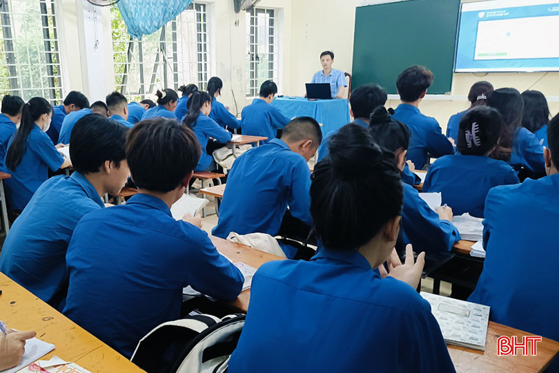 Giờ ôn tập của học sinh lớp 12 tại Trung tâm GDNN-GDTX huyện Lộc Hà. 2.4.jpg