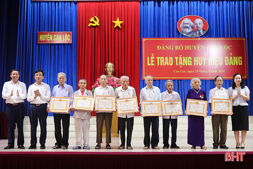 Lãnh đạo huyện Can Lộc trao Huy hiệu 60 năm tuổi Đảng cho các đảng viên. 60t.jpg