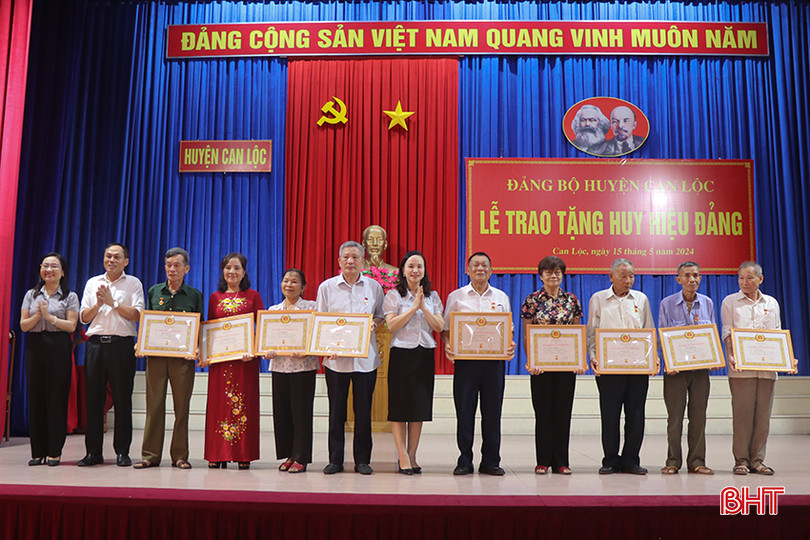 ... Huy hiệu 50 năm tuổi Đảng cho các đảng viên. 50 t.jpg
