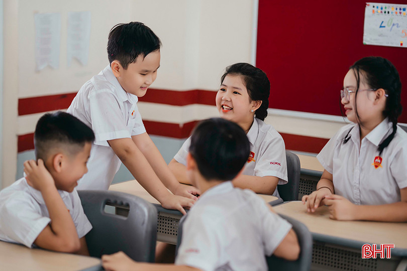 Nguyên Dũng cùng các bạn trong lớp luôn động viên nhau trong học tập. 1.3.jpg