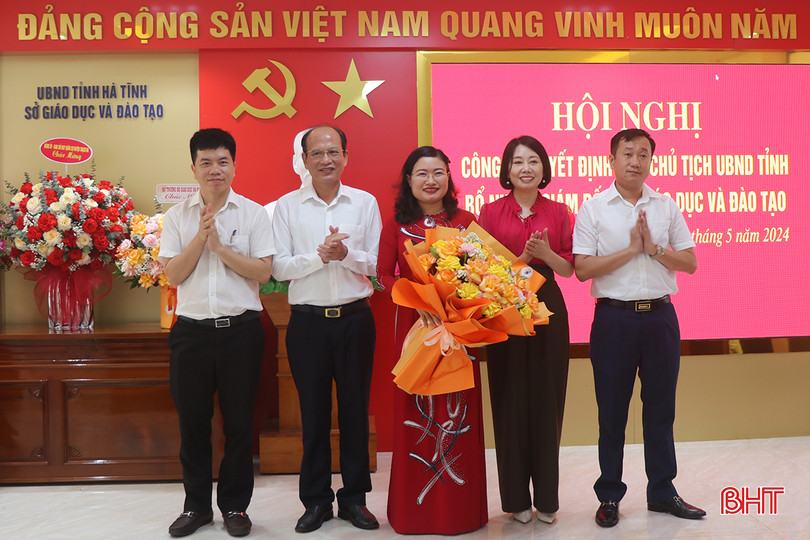 Ban Giám đốc Sở GD&ĐT Hà Tĩnh tặng hoa, chúc mừng đồng chí Nguyễn Thị Nguyệt. 1.6.jpg