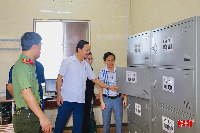 Lãnh đạo huyện Thạch Hà cùng các lực lượng liên quan kiểm tra cơ sở vật chất tại điểm thi THPT Lê Quý Đôn. 1.5.jpg