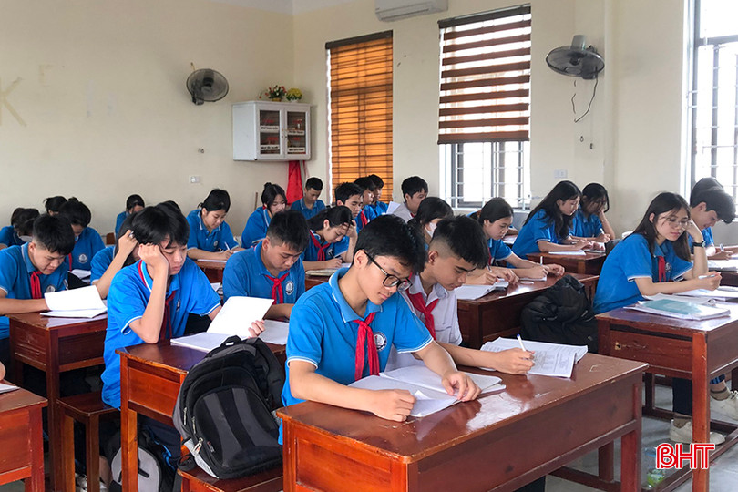 Học sinh Trường THCS Lê Bình (TP Hà Tĩnh) miệt mài chuẩn bị kiến thức cho kỳ thi. 1.2.jpg